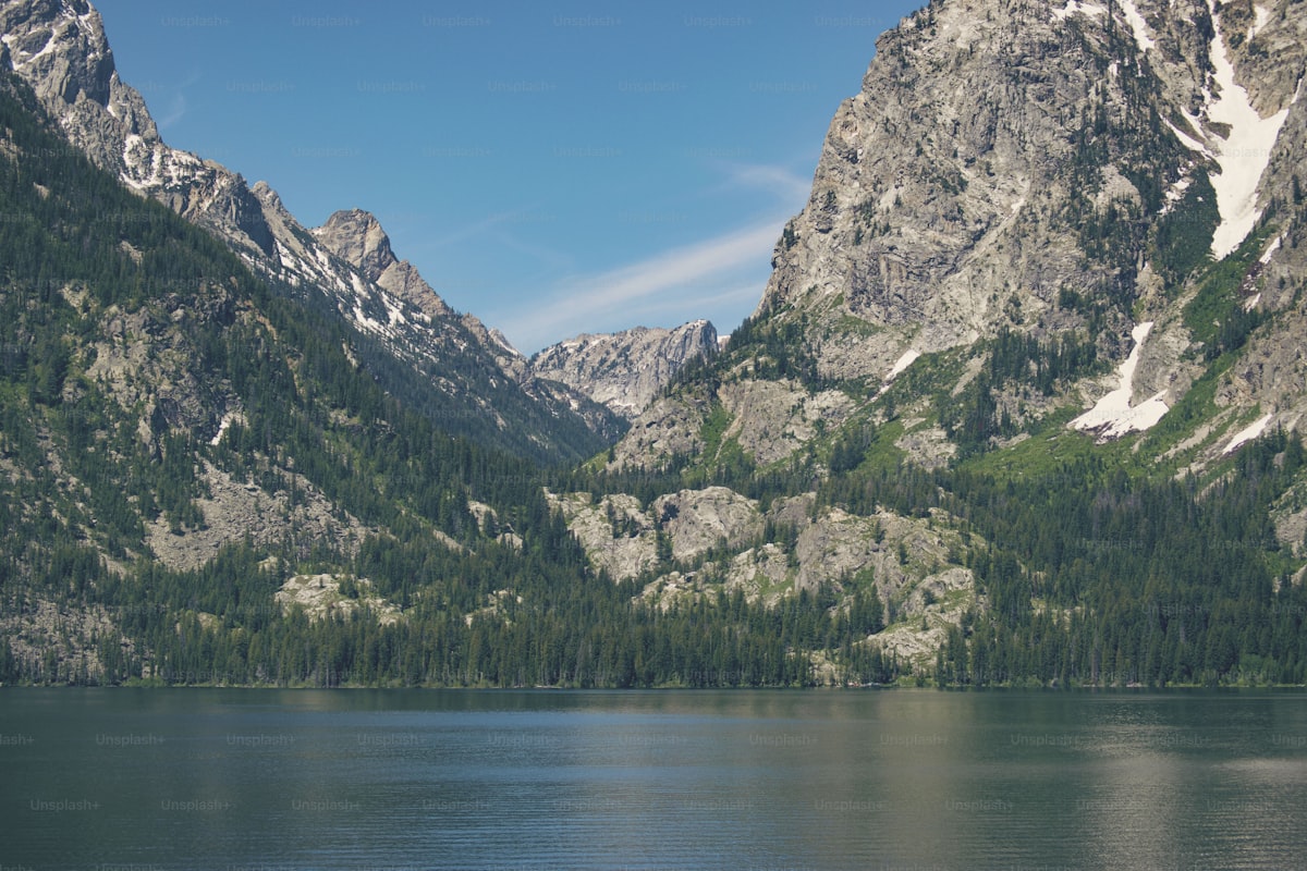 ビッグアルマトイ湖とそびえる山々