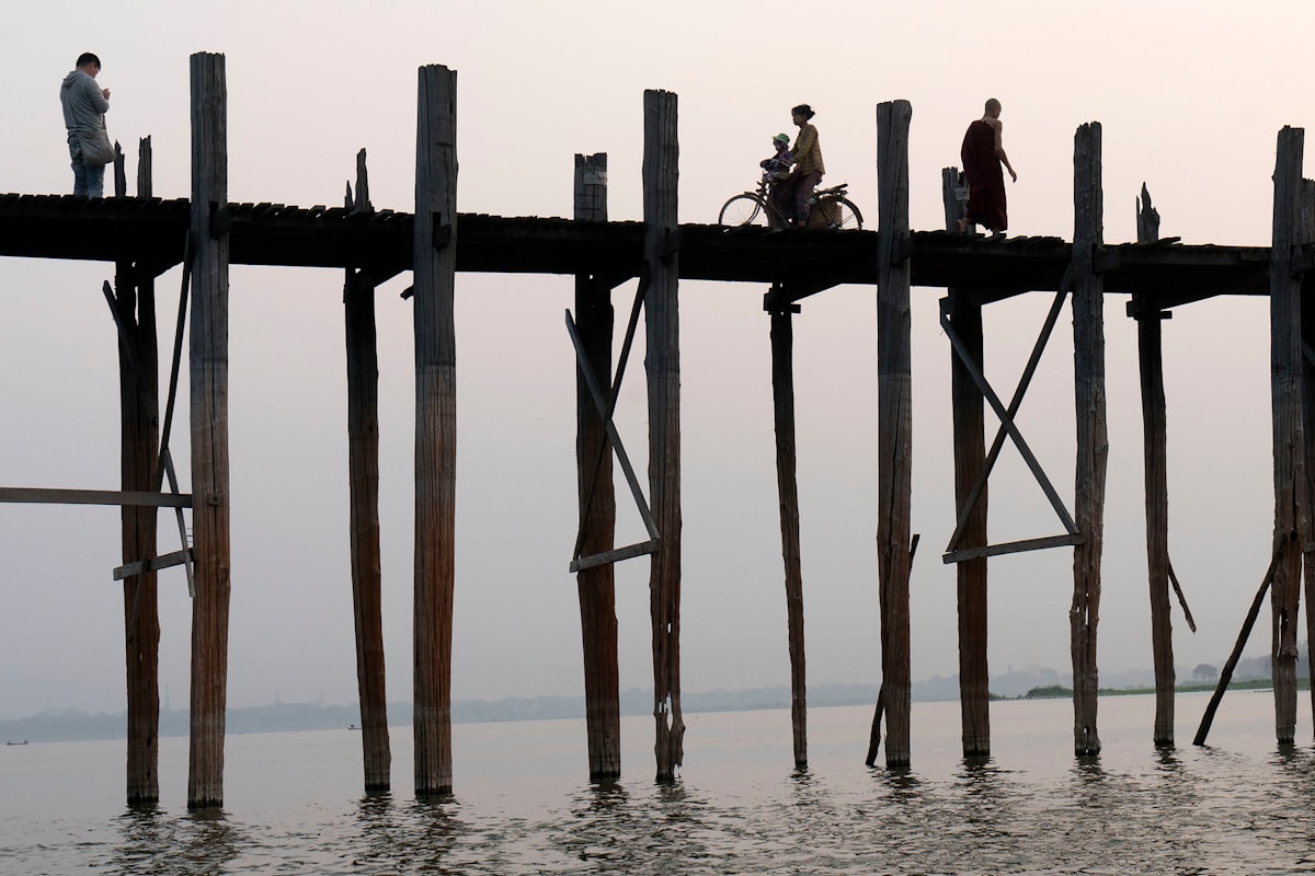 ウー・ベイン橋を渡る僧侶