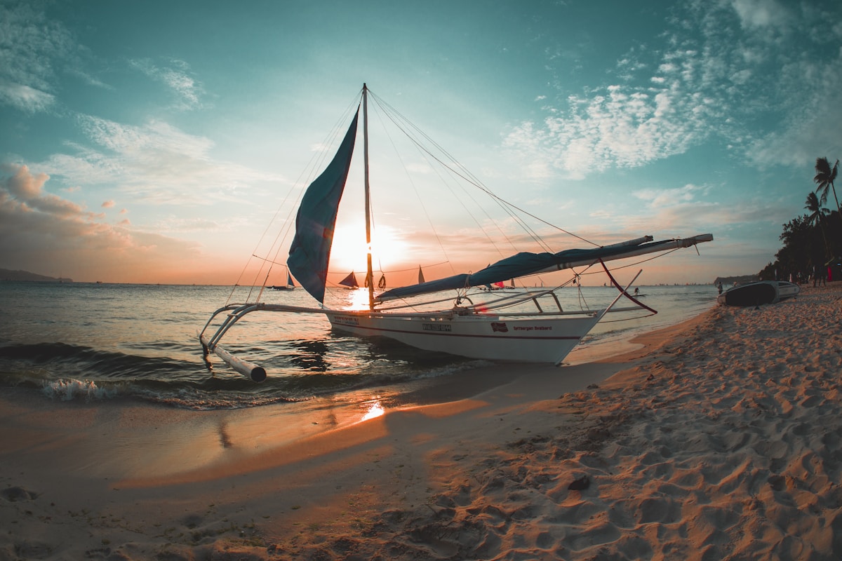 ボラカイ島の夕暮れとパラウ（帆掛け船）