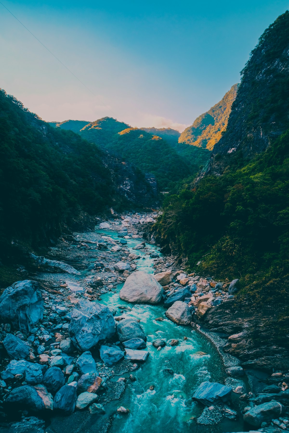 太魯閣渓谷 - 大理石の断崖が切り立つ壮大な峡谷