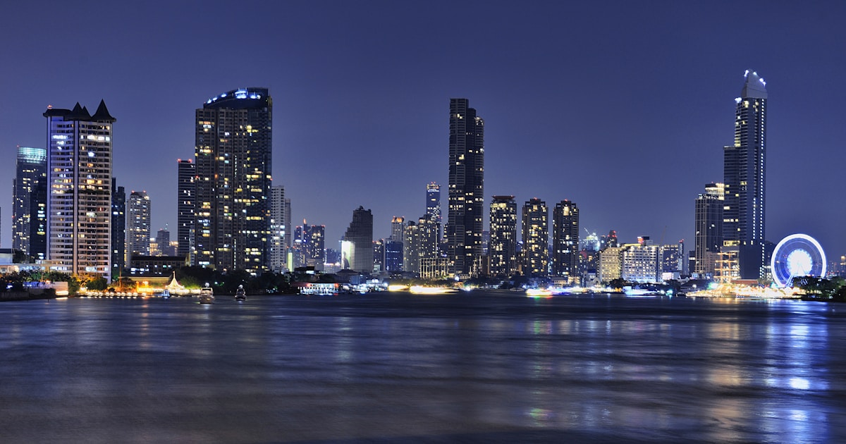 バンコクの夜景 - チャオプラヤ川から見た都市のスカイライン