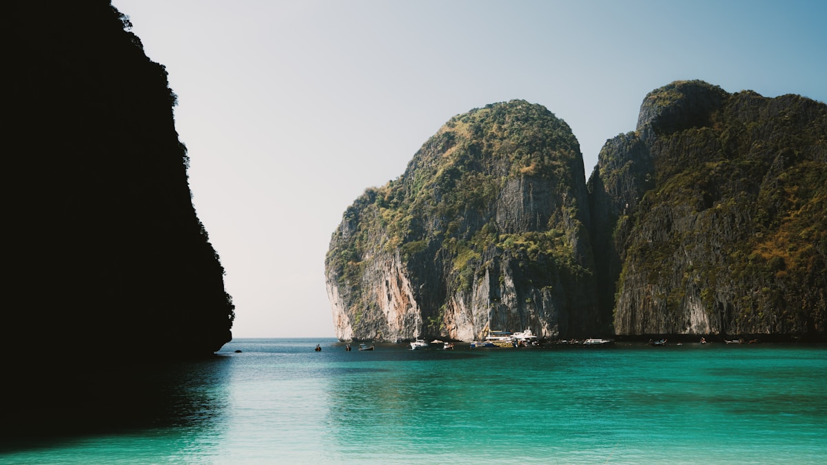 ピピ島の石灰岩とエメラルドグリーンの海