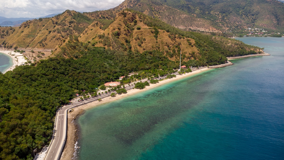 東ティモールの美しいビーチと山並み