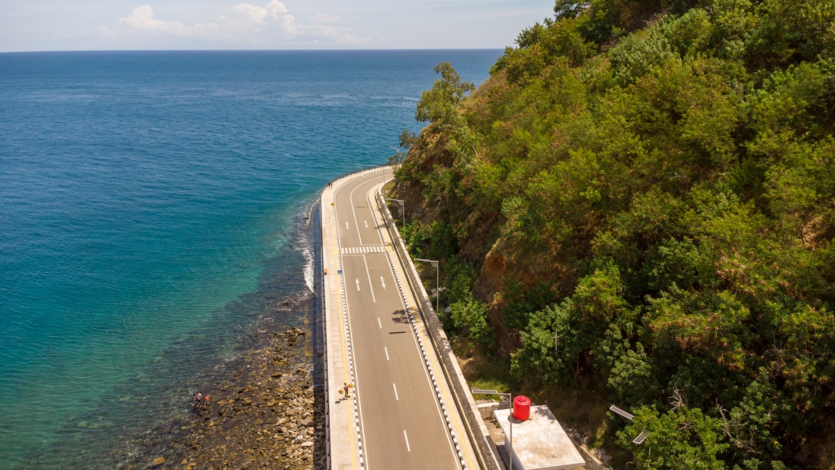 東ティモールのターコイズブルーの海沿い道路