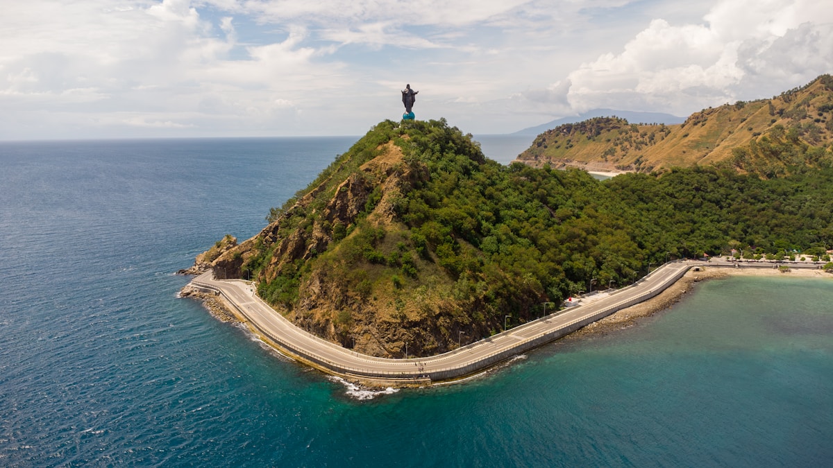 クリスト・レイ像と海岸線